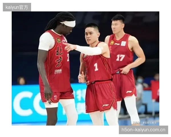 北京队后卫陈盈骏凭借稳定的组织表现，成功入选国内球员第一阵容。